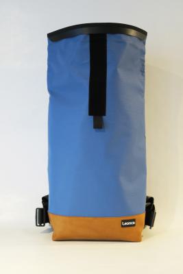 Upcycling Rolltop Rucksack aus gebrauchten Turnmatten, Turnbock Leder und Autogurten, innen aus  LKW-Plane in 3 Größen