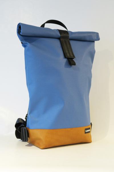 Upcycling Rolltop Rucksack aus gebrauchten Turnmatten, Turnbock Leder und Autogurten, innen aus  LKW-Plane in 3 Größen